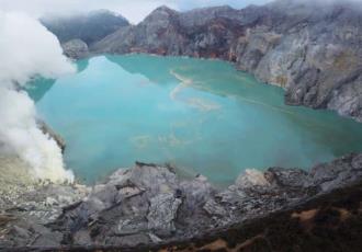 Turista muere tras caer a un volcán activo mientras posaba para una foto