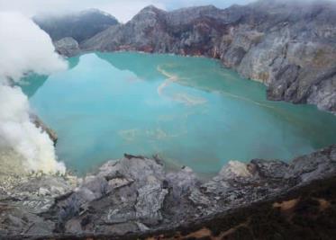 Turista muere tras caer a un volcán activo mientras posaba para una foto