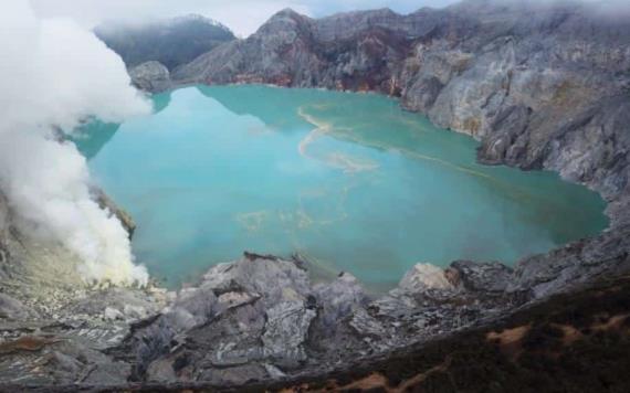 Turista muere tras caer a un volcán activo mientras posaba para una foto