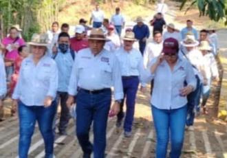 Javier May Rodríguez sostiene visita zonas de Tacotalpa