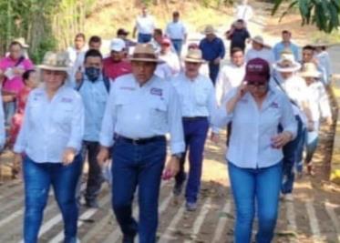 Javier May Rodríguez sostiene visita zonas de Tacotalpa