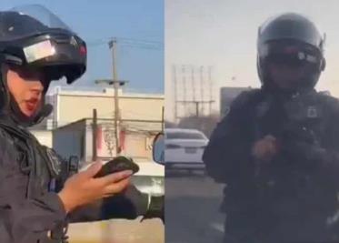 ¿Y a ellos quien los multa? Captan a policía usando su celular mientras maneja una moto en Jalisco