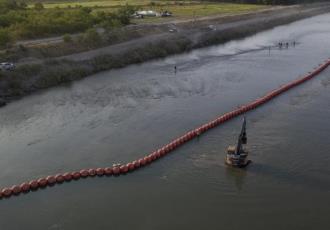 Avanza con demanda contra Texas por barrera en el río Grande