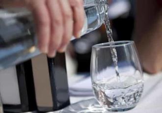 Restaurantes en México recibirán multa millonaria por cobrar agua natural