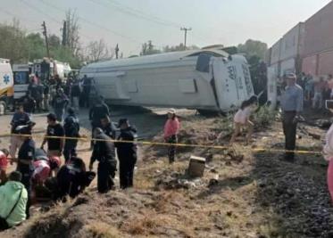 Imprudencia, por quererle ganar al tren autobús de pasajeros es embestido en Atitalaquia, Hidalgo