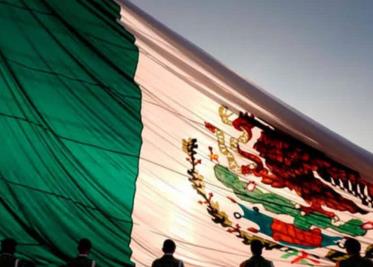 Bandera estará izada en el Zócalo durante marcha Marea Rosa, dice AMLO