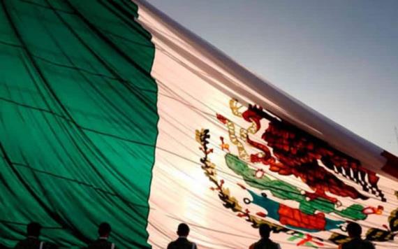 Bandera estará izada en el Zócalo durante marcha Marea Rosa, dice AMLO