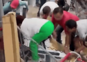 Clientes de Costco pelean por ventiladores; hubo jalones, empujones y hasta zapatos perdidos