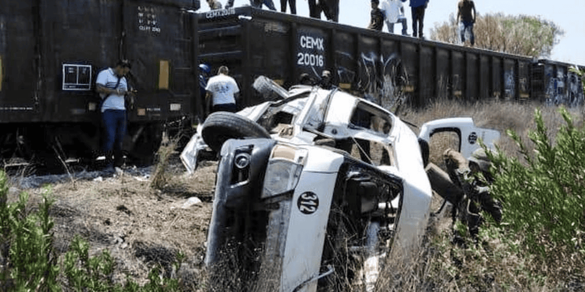 Camioneta con personal se queda sobre las vías y tren la arrolla, en Irapuato