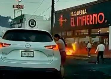 Tragafuegos rocía gasolina a mariachis y les prende fuego en Morelia