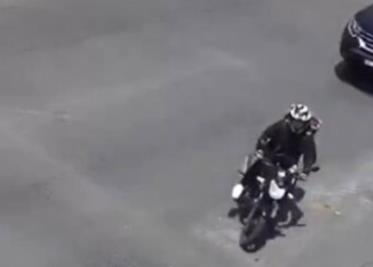 Por dar una vuelta prohibida motociclista en Puebla es impactado por coche