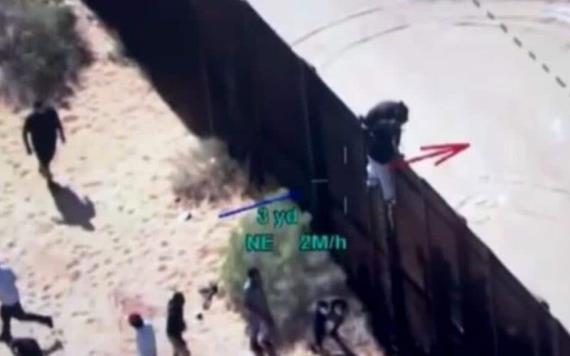 Difunden video de migrantes escalando muro y enfrentándose con elementos de la patrulla fronteriza