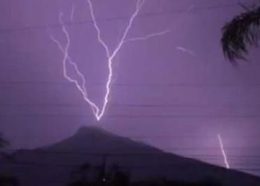 Video: Espectacular tormenta de rayos en el Cerro de la Silla en Monterrey