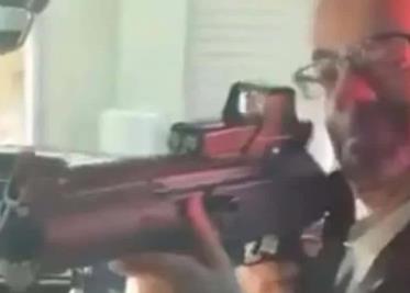Embajador británico en México apunta con un arma a trabajador; lo cesan del cargo