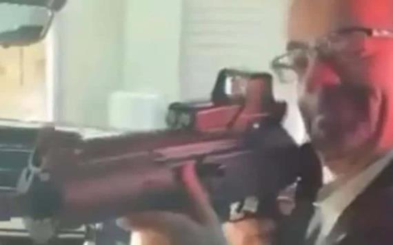 Embajador británico en México apunta con un arma a trabajador; lo cesan del cargo