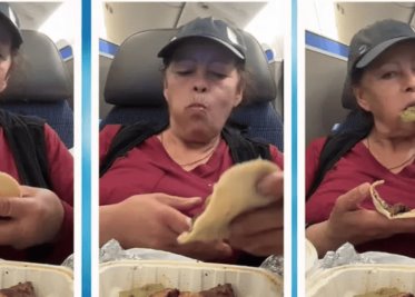 Critican a mujer por comer tacos de carnita asada en vuelo de primera clase