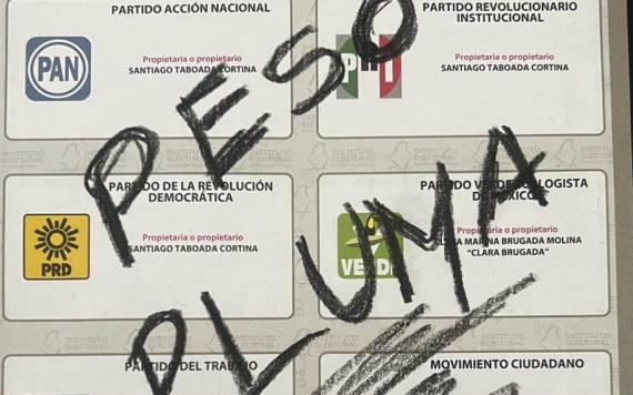 Joven presume que escribió Peso Pluma en boleta electoral; usuarios lo critican
