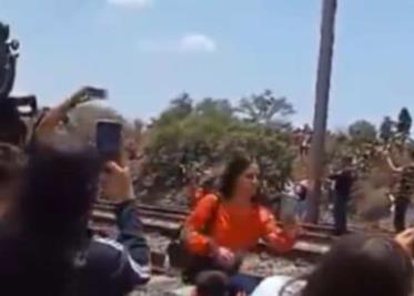 Por una selfie mujer pierde la vida al ser golpeada por un tren