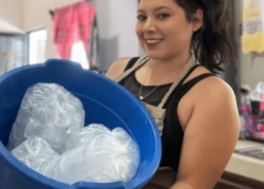 Tiktoker vende bolsas de hielo y se vuelve un éxito; esto gana por cada kilo
