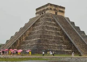La zona arqueológica de Chichén Itzá, en la península de Yucatán, ve disminuida la afluencia de turistas derivado del mal clima.