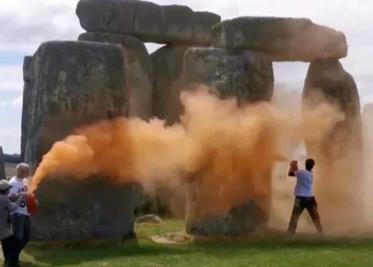 Vandalizan Stonehenge con pintura naranja y son detenidos; es una vergüenza