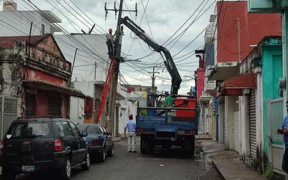 Gobierno de Comalcalco hace frente y da solución a  vecinos por problema con el servicio de energía eléctrica en la colonia Centro