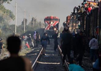Mujer migrante intenta subir al tren ´La Bestia´ y cae