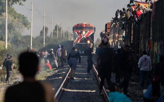 Mujer migrante intenta subir al tren ´La Bestia´ y cae