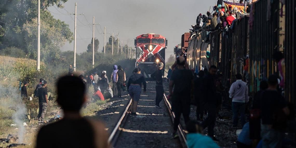 Mujer migrante intenta subir al tren ´La Bestia´ y cae