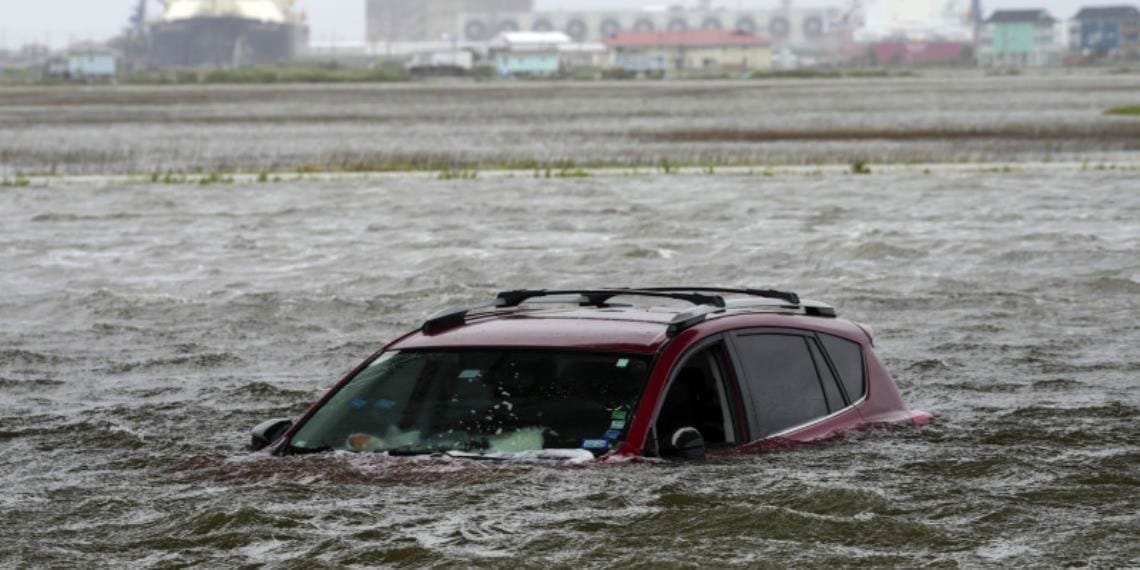 Tormenta tropical ´Alberto´ sacude las costas de México y deja tres muertos