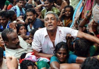 Estampida en India en evento religioso deja un centenar de muertos