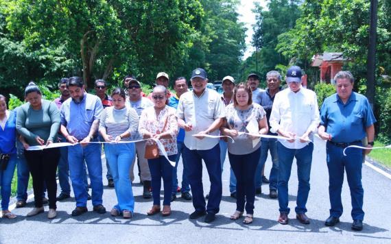Inaugura presidente de Comalcalco la obra de rehabilitación del camino principal de la ranchería Emiliano Zapata