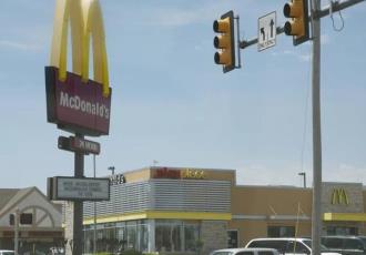 Hombre armado entra a un McDonalds de NY y dispara contra dos niños