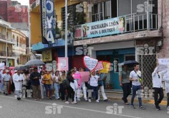 Manifestantes a favor de doctora y familiares en contra se encuentran en Plaza de Armas