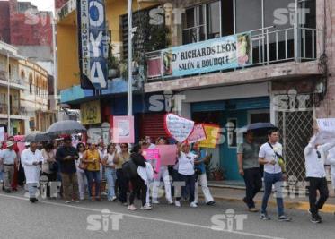 Manifestantes a favor de doctora y familiares en contra se encuentran en Plaza de Armas