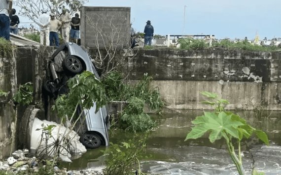 Sacerdote muere tras caer su auto a canal durante las fuertes lluvias en Veracruz
