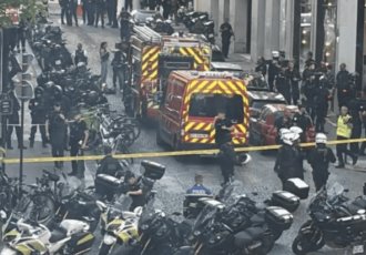 Un policía herido tras ataque con cuchillo en los Campos Elíseos de París