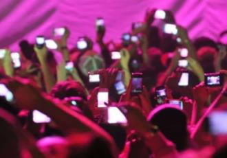 ¿Ya no más celulares en conciertos? Podrían prohibir el uso de dispositivos en eventos por este motivo