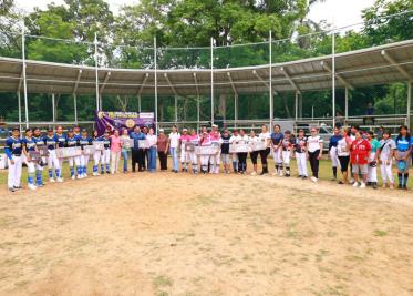 Premia alcaldesa Aura Medina a ganadoras del VII Torneo Municipal de Softbol Femenil