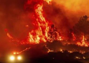 Incendio sin control en California que ha obligado al desalojo y cierre de carreteras