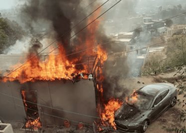 Turista estadounidense intenta conectar su Tesla a la luz y provoca un enorme incendio en Tijuana