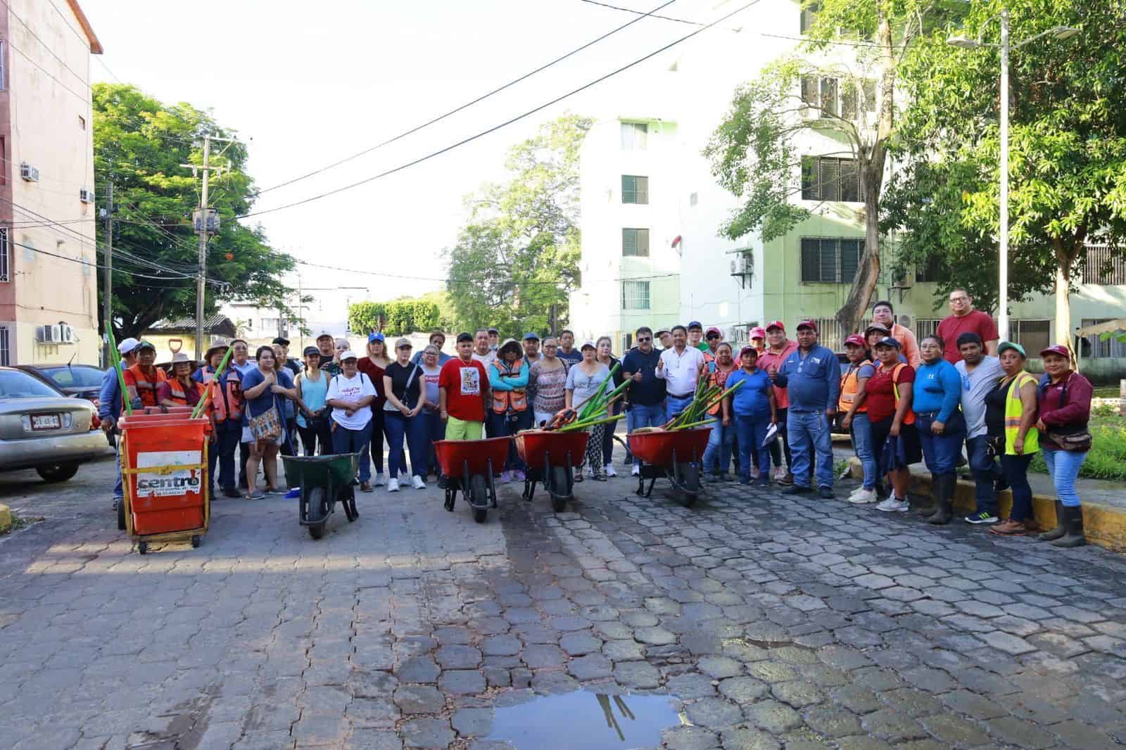 Apoyan vecinos del conjunto habitacional Multi 80, 83 y 85 la Jornada Integral de Limpieza