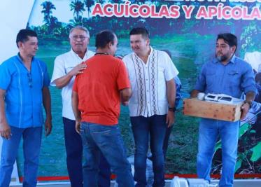 Gobierno de Comalcalco entrega apoyos a productores apícolas del municipio