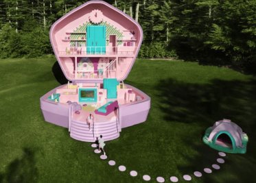 La casa en forma de estuche de Polly Pocket, del fabricante Mattel, existe ahora en tamaño real en Massachusetts