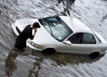 Hombre arriesga su vida para rescatar a mujer de inundación en EdoMex