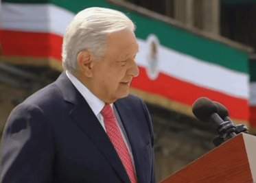 AMLO realiza consulta a mano alzada en el zócalo sobre Reforma Judicial