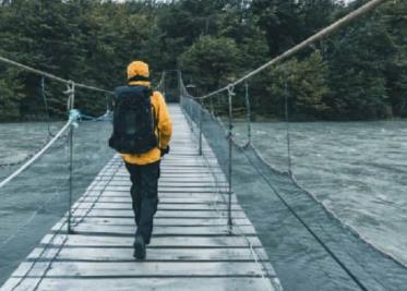 Corriente de río en China arrastra a turistas mientras tomaban fotos; hay varios desaparecidos