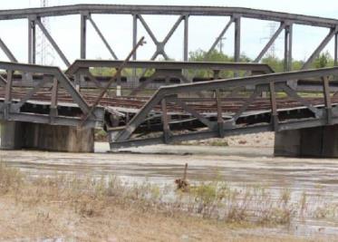 Puente colapsa en Vietnam y devora un camión, mientras un motociclista se salva de milagro