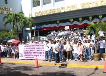 Trabajadores de PJF protestan frente al Congreso del Estado