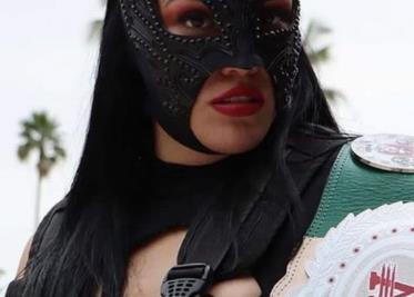 Luchadora La Hiedra confronta a agresor sexual en plena función